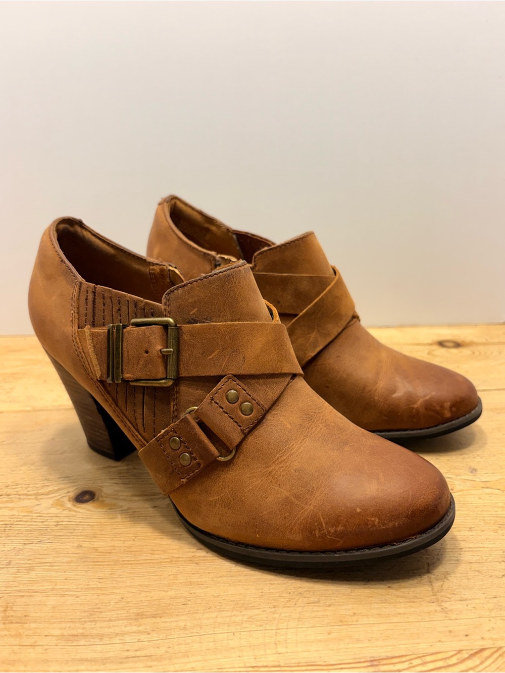 Clarks || Indigo Heath Woodlark Distressed Leather Chunky Heel Boot 9M